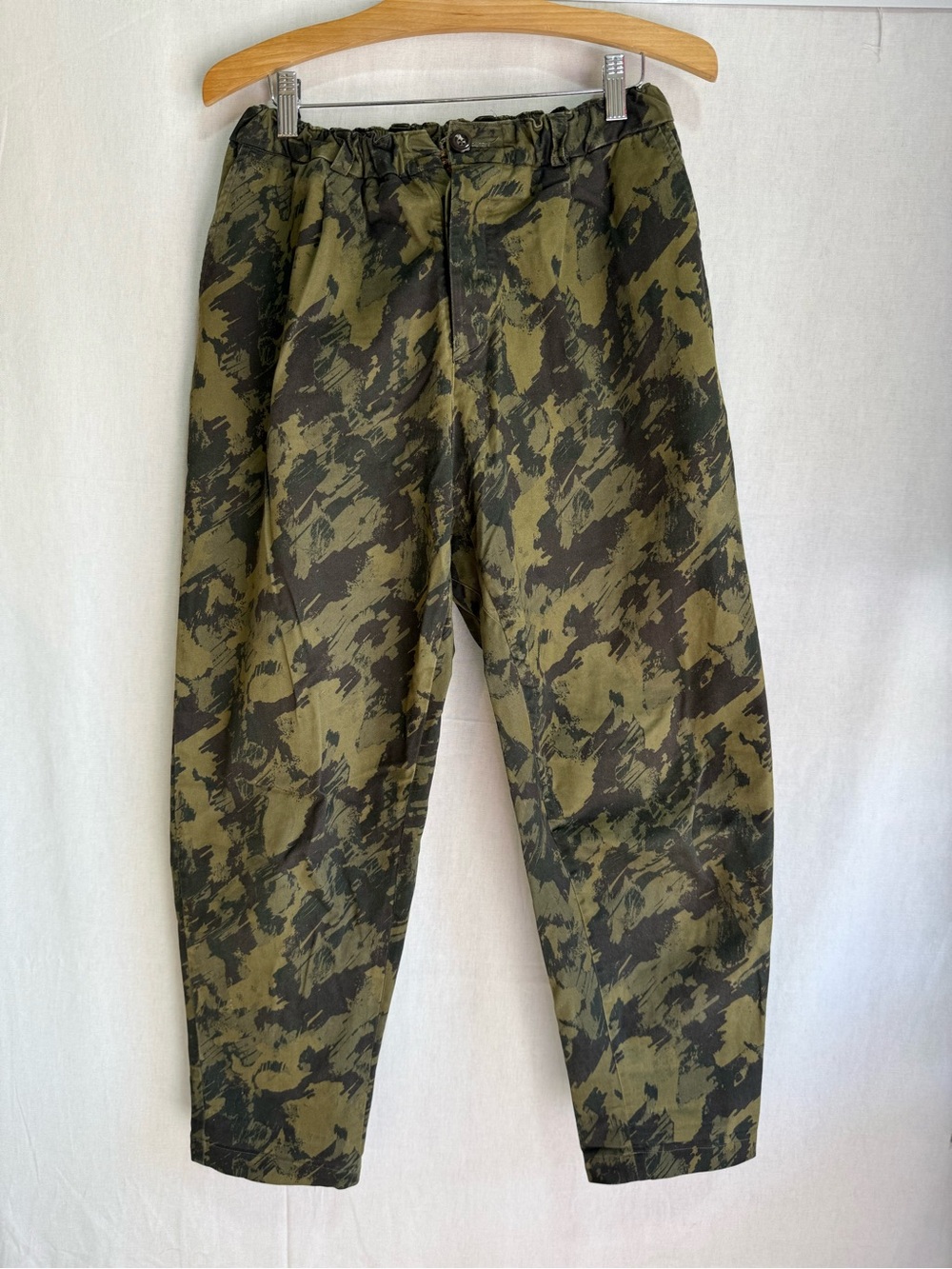 Men's Green Camo Cargo Pants - Relaxed Utility Style